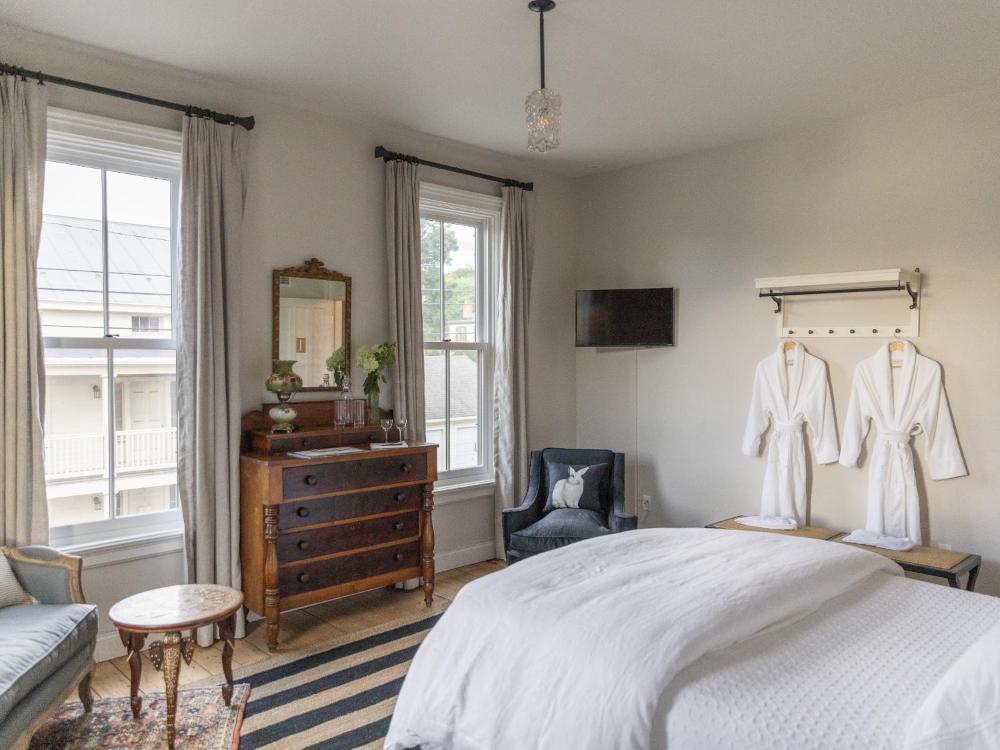 Standard Queen Room interior